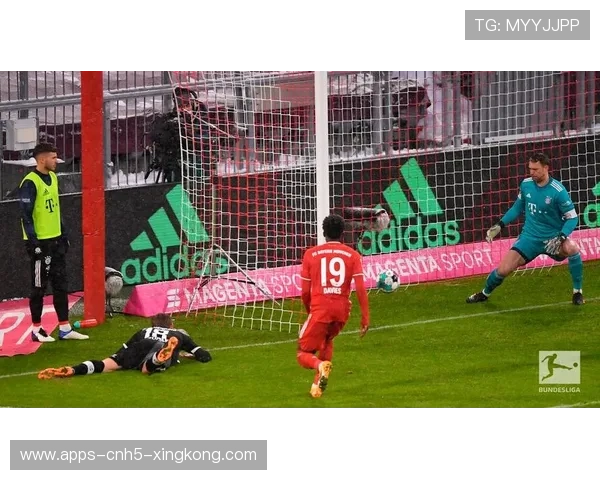 莱万脚后跟传球造成混乱，拜仁制造连续威胁